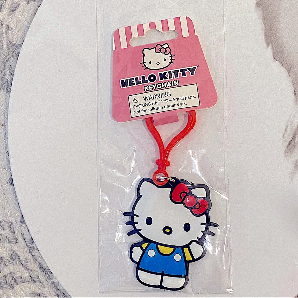 Hello Kitty - Keychain & Pin Set - Picture 2 of 4